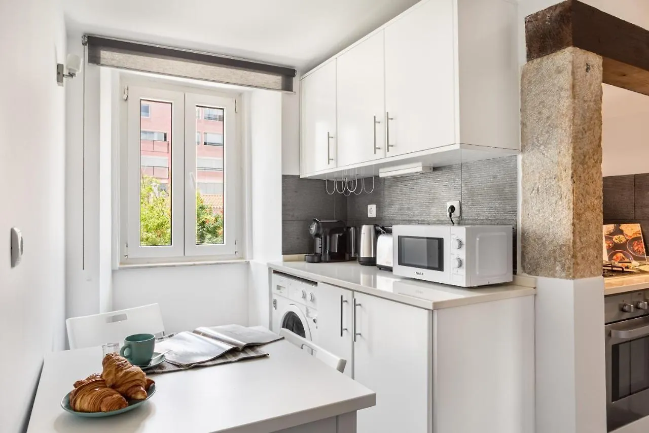 Joivy Stylish 2-Bed Apt With Balcony In Lapa, 5Mins To National Museum Of Ancient Art Appartement Lissabon