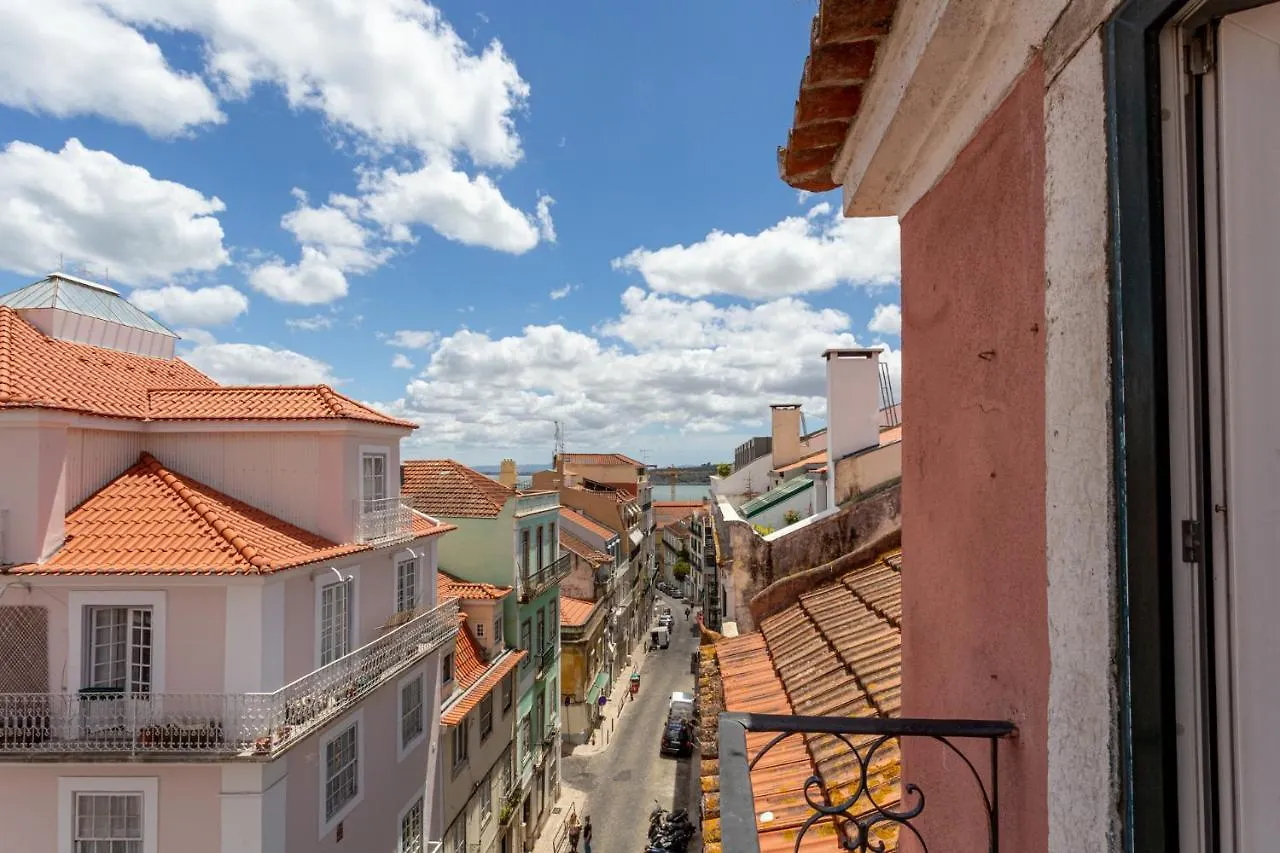 Joivy Stylish 2-Bed Apt With Balcony In Lapa, 5Mins To National Museum Of Ancient Art Appartement Lissabon